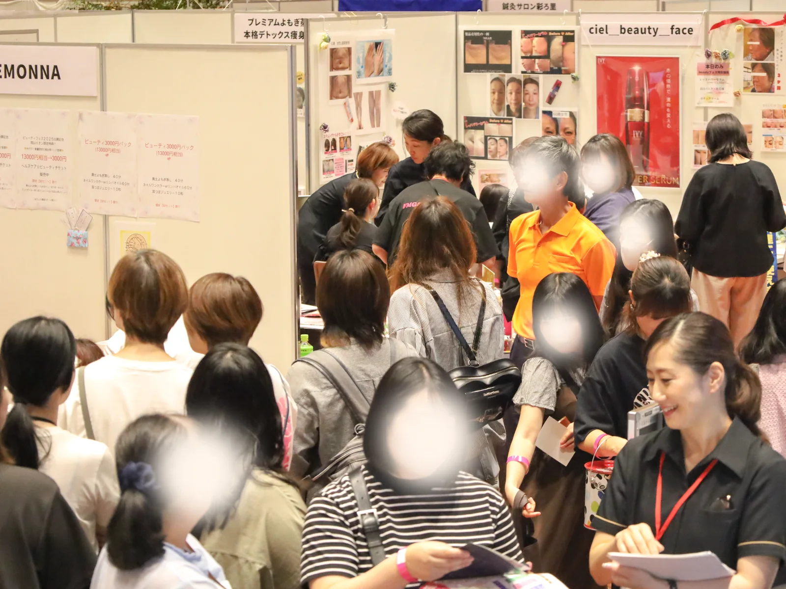 OKAYAMA BEAUTY FES の出展ブースに集まる来場者