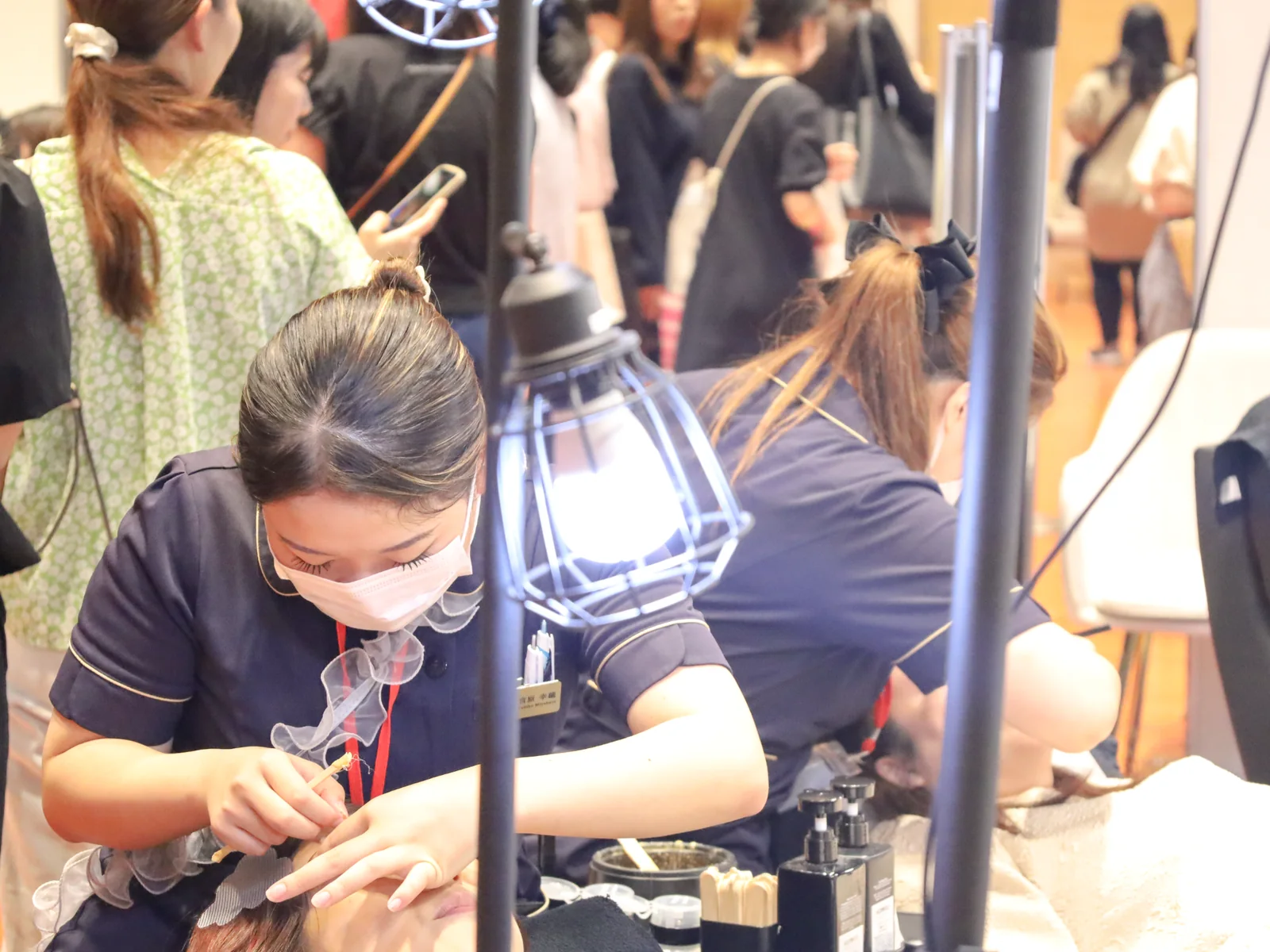 OKAYAMA BEAUTY FES のブースで施術するスタッフ