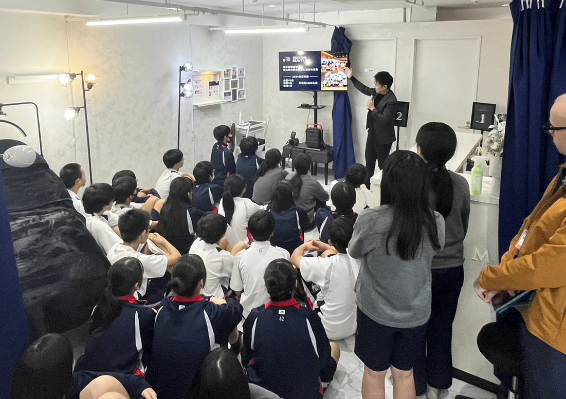 オフィスで打ち合わせをするスタッフ